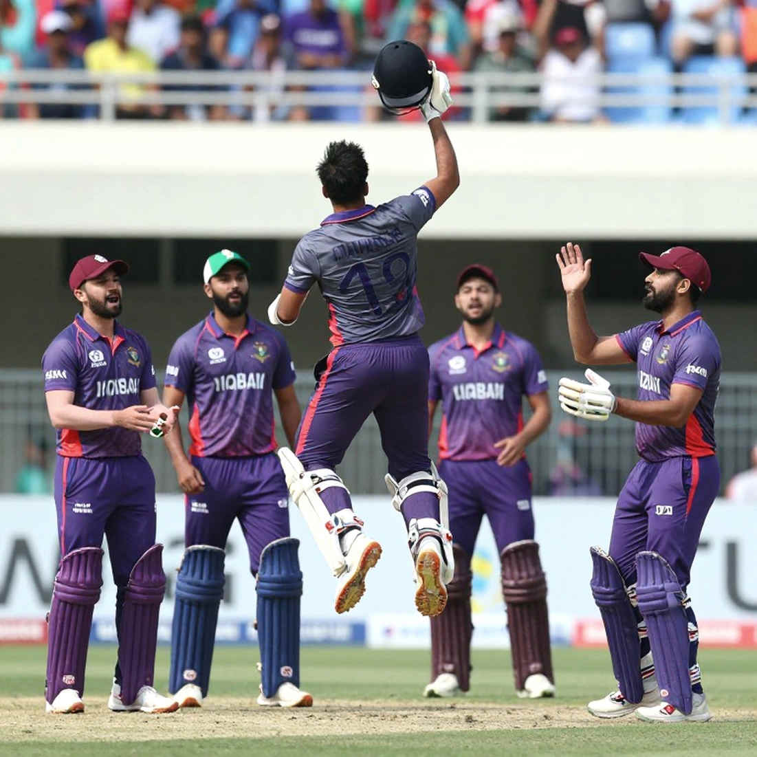 ইন্দোরের রান-ফেস্ট: ডিউ, ছোট বাউন্ডারি আর বোলারদের কেরিয়ার নিয়ে যে প্রশ্নটা ঝুলে আছে